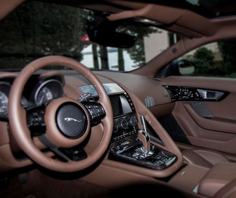 A fost prezentat Jaguarul cu degete românești la bord. Artista Claudia Florentina a realizat o parte din designul bordului automobilul de lux