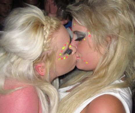 Anchetă BBC: ROMÂNI implicaţi în aranjarea CĂSĂTORIILOR GAY. Dezvăluiri din INTERIOR. Cum a fost posibil