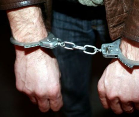 Bărbaţii acuzaţi că au sechestrat şi obligat mai multe tinere să se prostitueze au fost reţinuţi