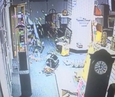 FANTOMĂ de groază. A făcut praf geamul unui magazin. Totul a fost ÎNREGISTRAT | VIDEO