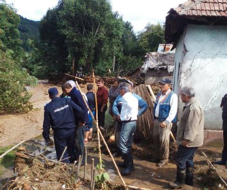 Gabriel Oprea anunță ALERTĂ MAXIMĂ la Orșova. Bilanțul inundațiilor: un mort și 12 localități inundate. 85 de elevi și profesori, SALVAȚI DIN CALEA APELOR