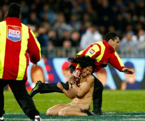 GOALĂ pe teren. Bruneta PROVOCATOARE care a întrerupt un meci de RUGBY | VIDEO