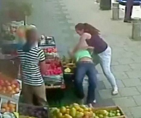 Imagini șocante! O adolescentă a luat la bătăie o femeie de 44 ani pentru... locul de parcare