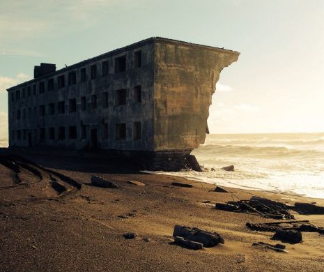 Locuinţele ABANDONATE de pe plaja din Kamchatka | GALERIE FOTO