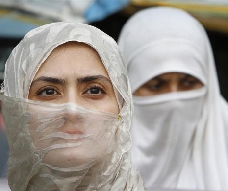 Patrula de CASTITATE. Radicalii iranieni au înființat o celulă specializată în controlarea vestimentaţiei femeilor