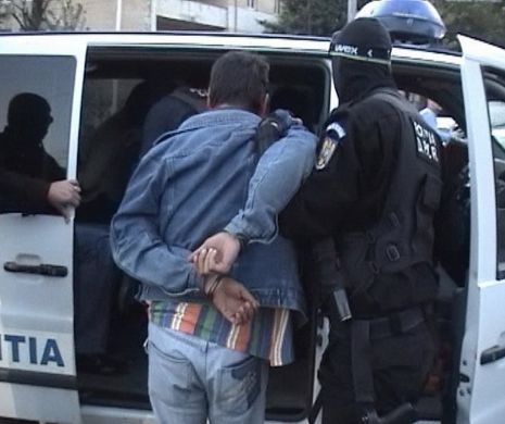 Percheziţii de mare amplaore la Biblioteca Metropolitană din Capitală. Poliţiştii au descins îna ceastă dimineaţă