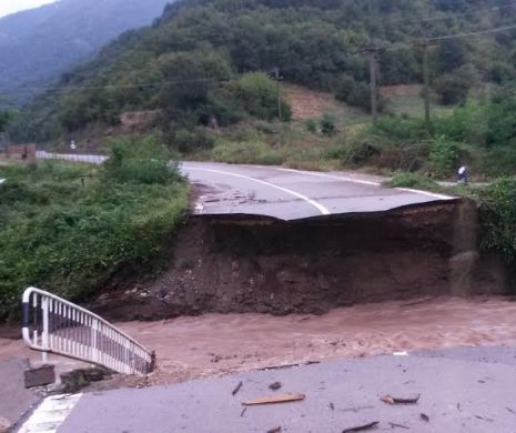 Ploile torenţiale fac RAVAGII în ţară. Un viaduct de pe Clisura Dunării s-a PRĂBUŞIT