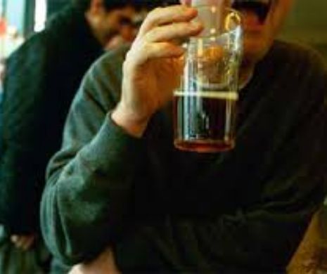 Poate termina 14 sticle cu alcool pe zi. Cum a ajuns la această „PERFORMANŢĂ” o vedetă. LISTA, pe ore, cu ce bea