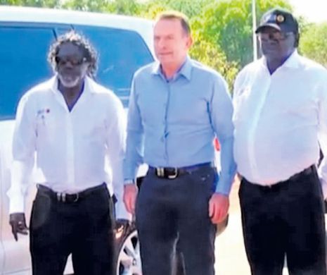 Premierul australian guvernează dintr-un cort