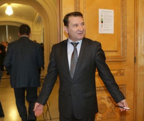 Primarul Bacăului, Romeo Stavarache, arestat la domiciliu. Nu are voie să vorbească cu  Costel Cășuneanu