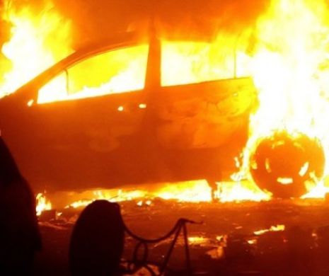RĂZBUNARE. A  incendiat mașina unui POLIȚIST, ca să o pună la punct pe MAMA acestuia