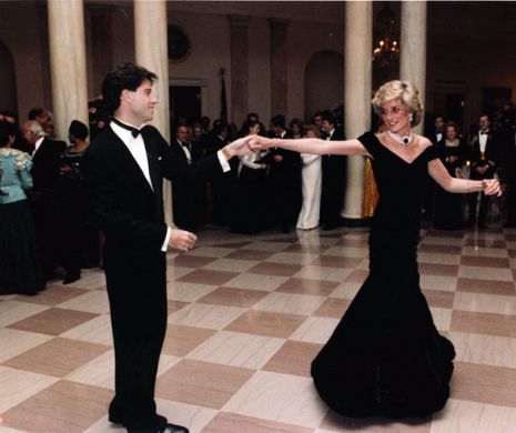 ROCHIILE prințesei Diana, scoase la licitație. La cât sunt evaluate obiectele vestimentare | GALERIE FOTO