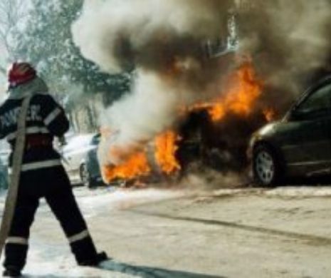 Şi-a INCENDIAT maşina în faţa Fiscului şi a murit CARBONIZAT. Bărbatul s-ar fi sinucis cauza datoriilor la stat