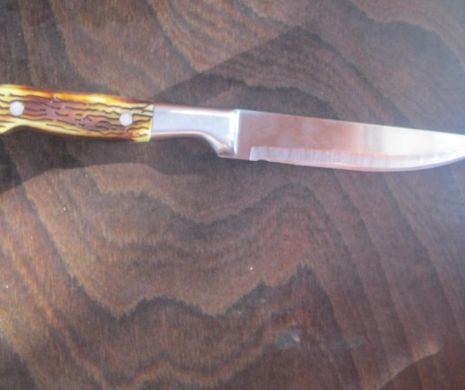 Și-a UCIS soția cu PATRU LOVITURI DE CUȚIT