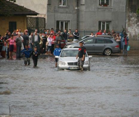 SITUAŢIA TRAFICULUI. Vremea rea BLOCHEAZĂ CIRCULAȚIA mașinilor. Vezi drumurile CELE MAI AFECTATE și RUTELE OCOLITOARE
