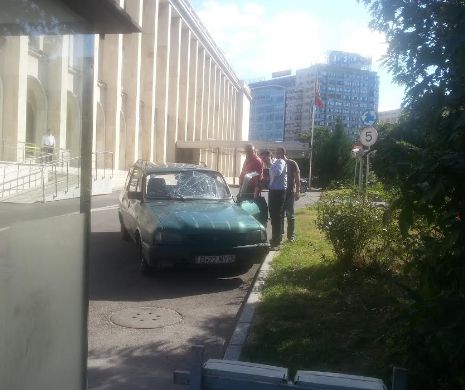 Sobaru a intrat cu maşina în gardul Guvernului
