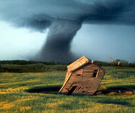 STARE DE ALERTĂ maximă din cauza uraganului Odile