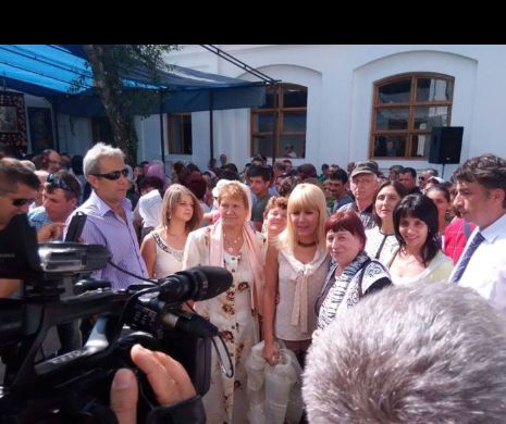 Udrea a început campania de împărţire a ghiozdanelor cu abecedare şi rechizite