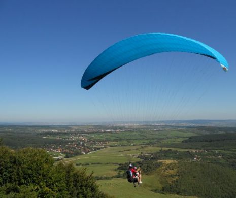 Un bărbat a căzut cu parapanta pe câmp