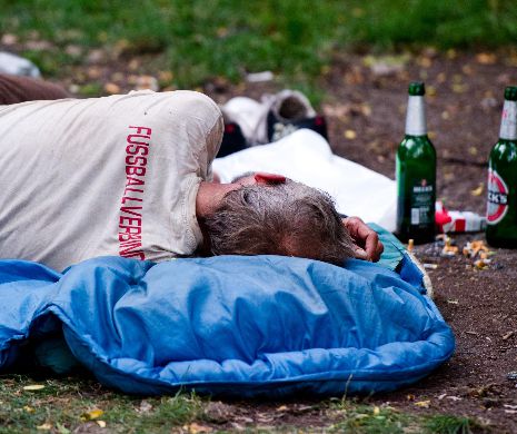 Alcoolicii și drogații care strâng gunoiul de pe străzi, plătiți cu bere și țigări. În ce oraș s-a luat această hotărâre