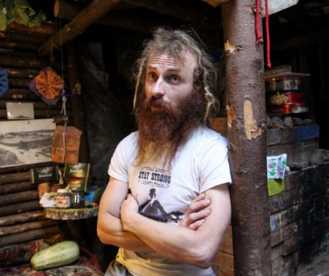 Bărbatul care trăieşte departe de CIVILIZAŢIE. A lăsat avocatura pentru a se muta în PĂDURE | GALERIE FOTO