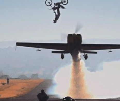 Cascadoria SECOLULUI? A sărit cu bicicleta peste un avion ce decola | VIDEO
