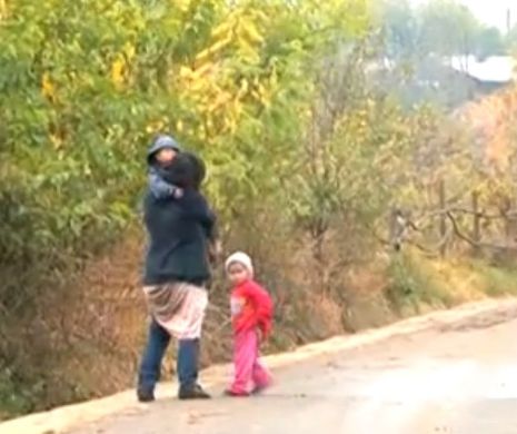Cazul mamei din Vaslui filmată MOARTĂ de BEATĂ în timp ce cade peste copilul pe care îl ţinea în braţe a ajuns în presa britanică
