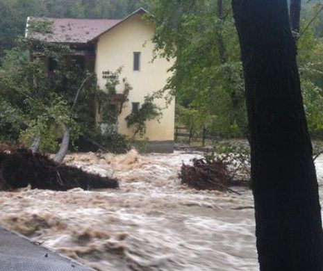 COD PORTOCALIU de inundaţii, de joi, ora 23.00, până vineri, ora 24.00. Vezi HARTA judeţelor afectate