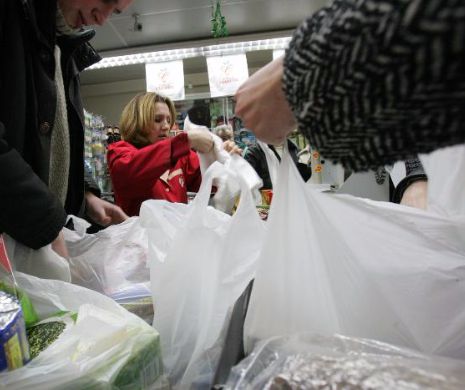 Franța scoate pungile și paharele de plastic în afara legii