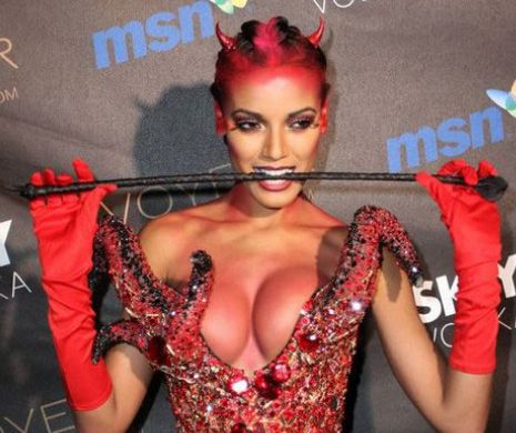 IAU MINȚILE. Vampirițele și vrăjitoarele SEXY se DEZLĂNȚUIE de Halloween