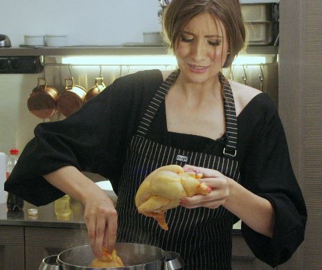 Incredibil, vezi ce-i face Iulia Albu bietei găini
