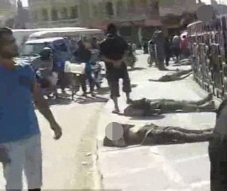Infernul ISIS: Copii și femei trec indiferenți pe lângă CADAVRE și CAPETE înfipte în gard (VIDEO)