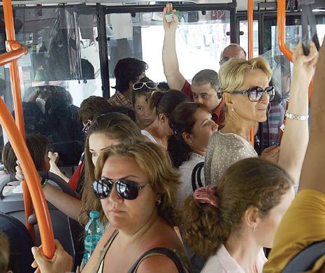 Întâzierile au provocat o dramă la RATB! Unui șofer i-a stat inima după ce pasagerii i-au spart parbrizul