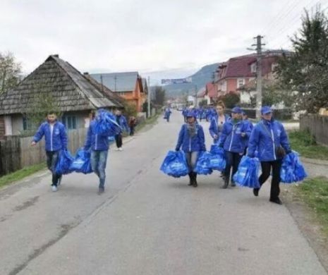 Klaus Iohannis, campanie cu punga la sate