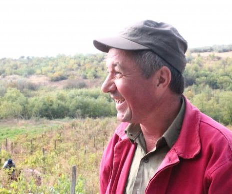 Locuiește într-o zonă unde se face contrabandă cu țigări peste Prut, dar a ales să împletească nuiele de salcie