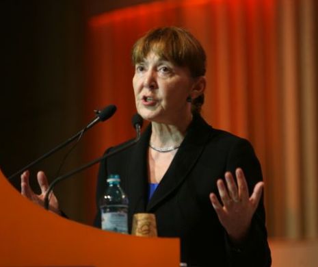 Monica Macovei şi-a început campania la Timişoara, într-o hală dezafectată de fabrică