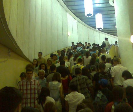 O bucată din tavanul staţiei de metrou Victoriei s-a PRĂBUȘIT