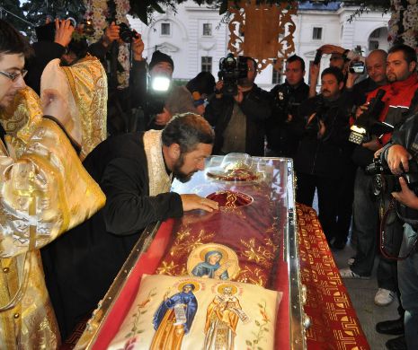 Pelerinii adunați la căpătâiul Sfintei Parascheva vor primi sarmale, sucuri și mere
