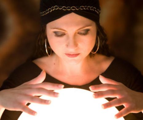 PERCHEZIȚII LA GHICITOARE. Escroaca ȘANTAJA o femeie că dezvăluie ce aflase la ședințele de spiritism