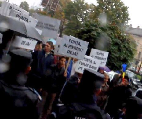 „Ponta, rămâi sub acoperire!“: Premierul, HUIDUIT la Arad. Jandarmii au încercat să împiedice PROTESTUL | VIDEO