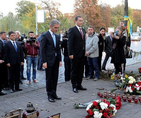 Ponta şi Leancă au depus buchete de flori la crucea din Piaţa Maidan, locul luptelor pro-UE din Kiev