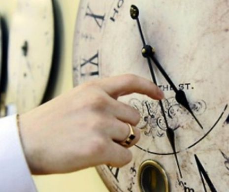 România trece mâine noapte la ORA DE IARNĂ