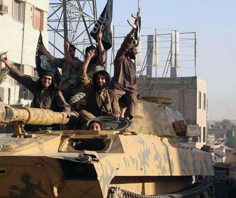 Statele Unite bombardează ISIS din aer și o AJUTĂ pe pământ