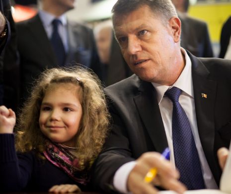 4.000 de exemplare din cartea lui Klaus Iohannis, vândute la Gaudeamus în prima zi