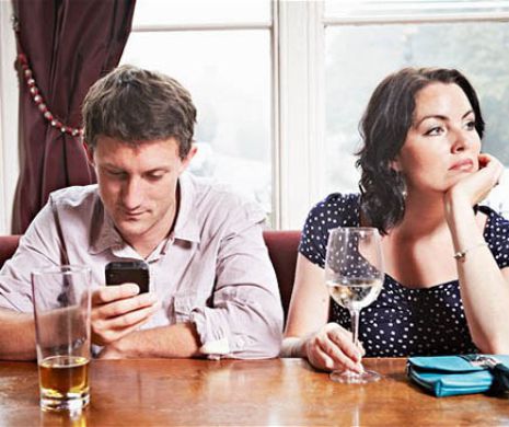 Ai SMARTPHONE? Iată cum îţi poate afecta viaţa de cuplu