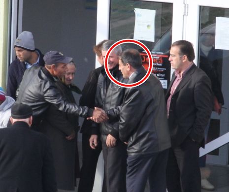 Alegeri cu primarul la ușă. Primarul unei comune din Cluj stă PLANTON în fața secțiilor de votare