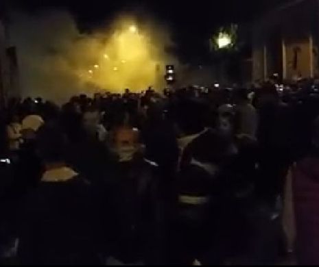 ALEGERI PRZIDENŢIALE 2014. Românii din Diaspora stau la coadă încă de sâmbătă seară, pentru a putea vota | FOTO / VIDEO