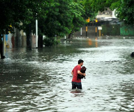 ARGENTINA: Doi morţi şi mii de persoane evacuate, din cauza INUNDAȚIILOR