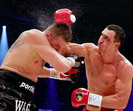 BOX. Vladimir Klitschko l-a făcut KO pe Kubrat Pulev și păstrează cele patru centuri de campion mondial / VIDEO