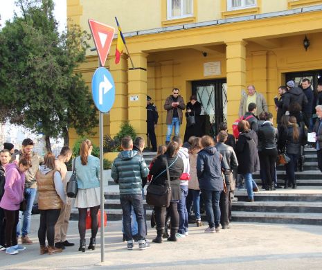 Coadă la secția de votare din apropierea Gării de Nord